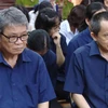 Nói lời sau cùng, bị cáo Hoàng Văn Toàn (bên trái), bị cáo Trần Sơn Nam thừa nhận hành vi phạm tội. (Ảnh: Thành Chung/TTXVN)