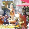 Đại diện tăng ni Việt Nam (phải) và Lào (trái) đang cùng cử hành lễ Mộc dục (tắm Phật) theo truyền thống ngày Phật đản. (Ảnh: Phạm Kiên/TTXVN)