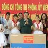 Phó Chủ tịch Thường trực Quốc hội Tòng Thị Phóng tặng quà cho cho cán bộ và những đối tượng yếu thế Trung tâm Bảo trợ xã hội tỉnh Lạng Sơn. (Ảnh: Quang Duy/TTXVN)