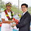 Ông Dương Nam Khánh, Phó Giám đốc phụ trách Sở Ngoại vụ Khánh Hòa (bên phải) tặng hoa cho nữ sỹ quan tàu Bệnh viện USNS Mercy trước giờ rời cảng Nha Trang. (Ảnh: Tiên Minh/TTXVN)