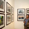 Nghệ sỹ nhiếp ảnh và khách tham quan triển lãm. (Ảnh: Thanh Tùng/TTXVN)