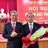 Ông Lê Trường Lưu, Bí thư Tỉnh ủy (trái) tặng hoa chúc mừng ông Phan Ngọc Thọ được bầu giữ chức vụ Phó Bỉ thư Tỉnh ủy, Chủ tịch Ủy ban Nhân dân tỉnh Thừa Thiên-Huế. (Ảnh: Quốc Việt/Vietnam+)