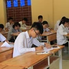 Thí sinh làm bài thi Ngữ Văn tại hội đồng thi trung học phổ thông Hà Huy Tập, thành phố Vinh. (Ảnh: Bích Huệ/TTXVN)