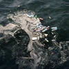 Vỏ chai nhựa vứt bừa bãi trên mặt nước khu vực bờ biển Địa Trung Hải, Beirut, Liban, ngày 28/5. (Nguồn: EPA-EFE)