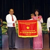 Phó Thủ tướng Thường trực Chính phủ Trương Hòa Bình tặng Cờ thi đua cho đại diện Sở Kế hoạch và Đầu tư Thành phố. (Ảnh:Hoàng Hải/TTXVN)