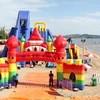 Công viên giải trí WaterFun Cửa Lò được làm bằng phao có diện tích gần 10.000 m2 nằm ngay trên bãi biển Cửa Lò. (Ảnh: Nguyễn Oanh/TTXVN)