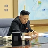 Một bức ảnh chụp ông Kim Jong Un ngồi làm việc bên cạnh chiếc máy tính được cho là iMac.(Nguồn: Reuters/KCNA)