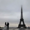 Một cặp đôi chụp ảnh cưới tại khu vực Tháp Eiffel ở Paris ngày 5/9. (Nguồn: AFP/TTXVN)