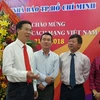 Ông Võ Văn Thưởng (thứ 2 từ trái) với các thành viên Hội Nhà báo Thành phố Hồ Chí Minh. (Ảnh: Thế Anh/TTXVN)