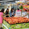 Người tiêu dùng mua sắm tại siêu thị Vinmart Royal City. (Ảnh: Phương Anh/TTXVN)