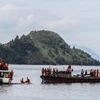 Lực lượng cứu hộ Indonesia tham gia tìm kiếm các nạn nhân mất tích trong vụ chìm tàu trên hồ Toba, Bắc Sumatra ngày 22/6. (Nguồn: THX/TTXVN)