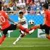 Các cầu thủ Hàn Quốc tranh bóng với cầu thủ Hirving Lozano (giữa) đội tuyển Mexico trong trận đấu bảng F diễn ra ở Rostov-on-Don, Nga ngày 23/6. (Nguồn: THX/TTXVN)