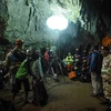 Lực lượng cứu hộ nỗ lực tìm kiếm đội bóng thiếu niên mất tích trong hang động ở tỉnh Chiang Rai, Thái Lan ngày 26/6. (Nguồn: THX/TTXVN)