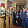 Các đại biểu tham quan Triển lãm "Hồ Chí Minh với nước Nga mến yêu," nhân kỷ niệm 95 năm ngày Bác Hồ lần đầu tiên đến nước Nga. (Ảnh: Xuân Khu/TTXVN)