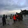 Lực lượng cứu hộ đưa các nạn nhân vào bờ. (Nguồn: THX)