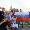 Cổ động viên Nga ăn mừng chiến thắng của đội nhà. (Ảnh: Dương Trí/TTXVN)
