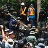 Lực lượng cứu hộ chuyển đường ống nước lớn vào hang động Tham Luang ở Chiang Rai ngày 6/7. (Nguồn: THX/TTXVN)