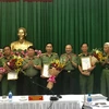 Thượng tướng Bùi Văn Nam, Thứ trưởng Bộ Công an trao thưởng cho các đơn vị. (Ảnh: Thành Chung/TTXVN)