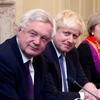 Thủ tướng Anh Theresa May và hai vị bộ trưởng mới từ nhiệm: Boris Johnson và David Davis. (Nguồn: Business Insider)