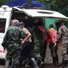 Nhân viên cứu hộ chuyển các thành viên đội bóng sau khi được cứu khỏi hang Tham Luang lên xe cứu thương ngày 8/7. (Nguồn: EPA/TTXVN)