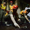 Nhân viên cứu hộ Pakistan làm nhiệm vụ tại hiện trường vụ đánh bom đẫm máu ở Peshawar ngày 10/7. (Nguồn: THX/TTXVN)