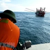 Lực lượng hải quân kịp thời cứu 7 ngư dân trên tàu cá gặp nạn 