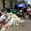Điểm tập kết rác tại khu vực chợ Lê Trung Đình, thành phố Quảng Ngãi. (Ảnh: Phước Ngọc/TTXVN)