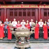 Các đại biểu cắt băng khánh thành công trình Đền thờ Ngã ba Đồng Lộc. (Ảnh: Công Tường/TTXVN)
