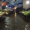 Một số tuyến đường trong chợ Quán Bánh, thành phố Vinh ngập nước sâu do mưa kéo dài. (Ảnh: Nguyễn Oanh/TTXVN)
