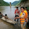 Thi thể cháu Sùng Thị Dia, 11 tuổi vừa được tìm thấy sau 3 ngày bị lật thuyền mất tích. (Ảnh: Việt Hoàng/TTXVN)