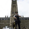 Cảnh sát Kỵ binh Hoàng gia Canada đứng gác bên ngoài tòa nhà Quốc hội Canada. (Nguồn: THE CANADIAN PRESS)
