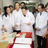 Chủ tịch Quốc hội Nguyễn Thị Kim Ngân thăm các phòng chức năng của Trung tâm Lưu giữ quốc gia III. (Ảnh: Trọng Đức/TTXVN)