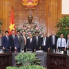 Thủ tướng Nguyễn Xuân Phúc và các nhà đầu tư vào tỉnh Bạc Liêu. (Ảnh: Thống Nhất/TTXVN)