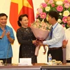 Đại diện các cá nhân tiêu biểu được trao Giải thưởng Nguyễn Đức Cảnh lần thứ III tặng hoa Chủ tịch Quốc hội Nguyễn Thị Kim Ngân. (Ảnh: Dương Giang/TTXVN)