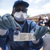 Nhân viên y tế chuẩn bị vắcxin Ebola để tiêm cho người dân tại Mbandaka, Công hòa Dân chủ Congo ngày 21/5. (Nguồn: EPA-EFE/TTXVN)