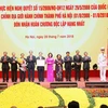 Chủ tịch nước Trần Đại Quang trao tặng Huân chương Độc lập hạng Nhất cho Đảng bộ, Chính quyền và nhân dân thành phố Hà Nội. (Ảnh: Trọng Đức/TTXVN)