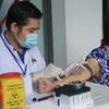 Người dân được lấy máu xét nghiệm, tầm soát miễn phí viêm gan siêu vi B-C. (Ảnh: Đinh Hằng/TTXVN)