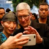Giám đốc điều hành của Apple Tim Cook chụp ảnh với một khách hàng ở cửa hàng Apple Store ở Chicago, Illinois. (Nguồn: Reuters)