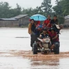 Người dân sơ tán khỏi khu vực nguy hiểm sau sự cố vỡ đập thủy điện tại Attapeu, Lào ngày 27/7. (Nguồn: THX/TTXVN)