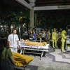 Chuyển các bệnh nhân trong một bệnh viện ra ngoài sau trận động đất mạnh 7 độ Richter ở Denpasar, Bali, Indonesia ngày 5/8. (Nguồn: EPA/ TTXVN)