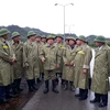 Phó Thủ tướng Trịnh Đình Dũng, lãnh đạo tỉnh Thanh Hóa cùng đoàn công tác kiểm tra khu vực Hồ Cửa Đạt. (Ảnh: Khiếu Tư/TTXVN)