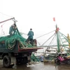 Ngư dân thị trấn Thịnh Long, huyện Hải Hậu, tỉnh Nam Định thu dọn ngư cụ về tránh bão. (Ảnh: Văn Đạt/TTXVN)