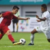 Cầu thủ Đỗ Hùng Dũng (trái) của Olympic Việt Nam tranh bóng với cầu thủ Maqbool của Olympic Pakistan trong trận đấu bảng D, ASIAD 2018 tại Cikarang, Indonesia ngày 14/8. (Nguồn: AFP/TTXVN)