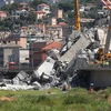Hiện trường đổ nát sau vụ sập cầu cạn Morandi ở Genoa ngày 15/8. (Nguồn: THX/TTXVN)