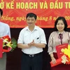 Phó Chủ tịch Thường trực Ủy ban Nhân dân thành phố Đặng Việt Dũng (giữa) trao quyết định bổ nhiệm cho các tân Phó Giám đốc Sở Kế hoạch và Đầu tư. (Nguồn: Báo Đà Nẵng)