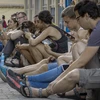Người dân sử dụng Internet trên điện thoại di động tại La Habana, Cuba. (Nguồn: AFP/TTXVN)