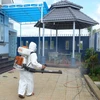 Phun hóa chất diệt muỗi tại nhà dân. (Ảnh: TTXVN/Vietnam+)