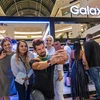 Khách hàng ở Dubai háo hức với sản phẩm điện thoại Galaxy Note 9 trong ngày mở bán chính thức. (Nguồn: Yonhap)