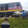 Hiện trường vụ tai nạn tàu hỏa đâm xe ôtô khiến 4 người thương vong. (Nguồn: TTXVN phát)