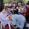 Các con đang thực hiện nghi lễ rửa chân tạ ơn đấng sinh thành tại Đại lễ Vu Lan báo hiếu. (Ảnh: Phạm Kiên/TTXVN)